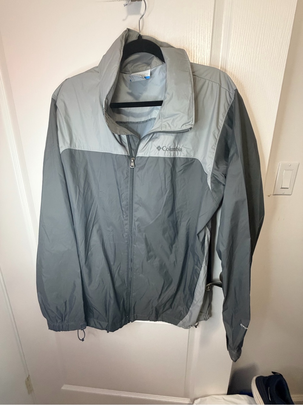 Columbia Men's Two-Tone Light and Dark Gray Windbreaker
